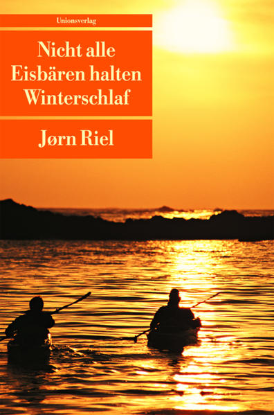 In Nordostgrönland stranden die Männer, die die Nase voll haben von Europa und seiner Zivilisation. Valfred, der bärbeißige, verschlafene Schlachter, Anton, der gerade sein Abitur in der Tasche hat, Fjordur, der raubeinige Isländer, der kultivierte Graf, der selbst im hohen Norden seinen Wein anbaut, und all die anderen Jäger und Fänger: Jeder ist auf seine Art eigensinnig und liebenswert. Mit Witz und Poesie erzählt Jørn Riel, wie man in diesem Land der atemberaubenden Naturschönheiten seinen ersten Eisbären fängt, in der Ödnis eine Funkstation errichtet, sich auf einem Eisberg durch die Fjorde treiben lässt oder sich eine Frau erträumt, »mit Wangen wie Äpfel und mit den richtigen Rundungen, vorn und hinten«.