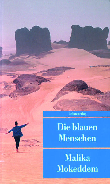 Die Geschichte von Leila, die am Rande der alles beherrschenden Wüste aufwächst, ist die Geschichte einer Emanzipation: Unterstützt von ihrer Großmutter Zohra, einer seßhaft gewordenen Nomadin, widersetzt sich Leila erfolgreich der Verheiratung und besucht als erste Frau ihres Clans die Schule, später die Universität. Doch die erste Euphorie und Liberalisierung nach der Unabhängigkeit Algeriens müssen bald einem rigiden Fundamentalismus weichen, der die Frauen wieder unter den Schleier und ins Haus zurückdrängen will. Sittenpolizei und selbsternannte Tugendwächter ziehen durch die Straßen, um im Namen der Religion die erkämpften Freiheiten wieder zu beschneiden. Verleumdung, Verachtung und Angriffe auf Leib und Leben können die junge Frau jedoch nicht von ihrem Weg abbringen. Die Tradition ihrer Vorfahren, der »blauen Menschen«, interpretiert sie auf ihre Weise: als Auftrag, nicht aufzugeben, sondern weiterzugehen und immer wieder neu aufzubrechen.