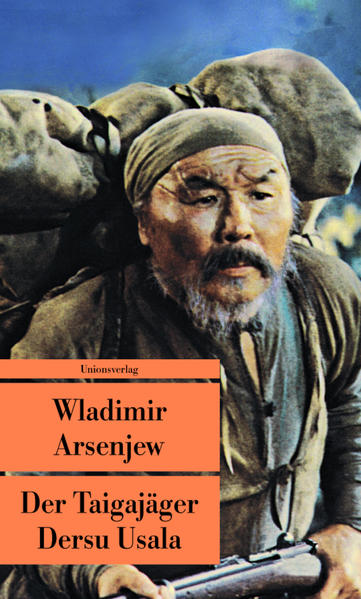 Wladimir Arsenjew, Geograf und Offizier des Zaren, erforscht 1902 die unwegsamen Grenzgebiete zwischen Russland und China. Eines Nachts stößt ein alter Jäger vom Volk der Golden zur kleinen Truppe. Der Jäger Dersu Usala wird für Arsenjew zum Führer und Gefährten. Dersu versteht sich mit den Kräutern und den Sternen. Er entschlüsselt die Geheimnisse der Natur mit verblüffender Beobachtungsgabe und Intuition. Er kennt, begreift und achtet auch die unscheinbarsten Regungen des Lebens. Er spricht mit den Tigern und dem Wald, mit den Wolken und der Sonne, mit dem Feuer und der Nacht. In zahlreichen Abenteuern und Gefahren kommen sich der Wissenschaftler und der Jäger nahe. Eine Freundschaft entsteht, die erst mit dem tragischen Tod von Dersu Usala ein Ende findet. Wladimir Arsenjews Erzählung ist zu einem Klassiker geworden, der in viele Sprachen übersetzt wurde. Dieses Buch wurde 1975 von Akira Kurosawa verfilmt und ausgezeichnet mit dem Academy Award für den besten ausländischen Film.