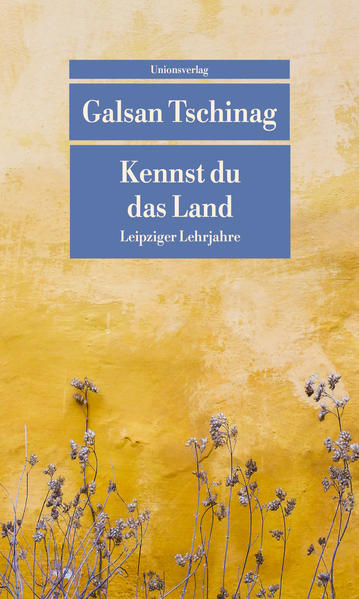 Mit der Ankunft des jungen Studenten Galsan Tschinag in Leipzig beginnen diese Lebenserinnerungen. In der Nomadenjurte aufgewachsen, ist ihm hier alles fremd und neu: Das Essen mit Messer und Gabel, das Wasserklosett, der Umgangston der Menschen und der Himmel über der grauen Stadt. Aber mit unbändigem Wissensdrang stürzt er sich auf alles, was er hier lernen kann, gewinnt Freunde unter Studenten, Professoren und Schriftstellern und wird bald zu einem Meister der deutschen Sprache. Inmitten der reichen europäischen Kultur und Geschichte fühlt er sich zunächst klein und unbedeutend. Erst als er eine deutsche Forscherin durch seine Heimat führt, wird ihm klar: Auch sein eigenes Land, seine Sprache und seine Leute haben der Welt einzigartige Erkenntnisse zu schenken.