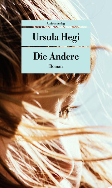 Trudi Montag wünscht sich ganz fest, so groß zu werden wie die anderen Kinder, aber ihr Körper wächst einfach nicht mehr. Als sie älter wird, beginnt Trudi zu verstehen, dass sie in ihrem kleinen Dorf am Rhein immer die »Andere« sein wird. Aber Trudi hat etwas, was sonst niemand hat: Geschichten. In der Leihbücherei ihres Vaters saugt sie alles auf, was die Leute erzählen, sammelt Geheimnisse, Wünsche und Wahrheiten. Doch mit den Jahren wird der Ton im Dorf ein anderer. Braunhemden schwingen wütende Parolen, und der Metzger stellt Alpenveilchen vor das Porträt des Führers. Die Geschichten werden düsterer, und schließlich kann Trudi nicht mehr nur zuhören. Ursula Hegis Geschichte eines deutschen Dorfes im Dritten Reich ist einer der großen, vergessenen Romane der deutschen Literatur.