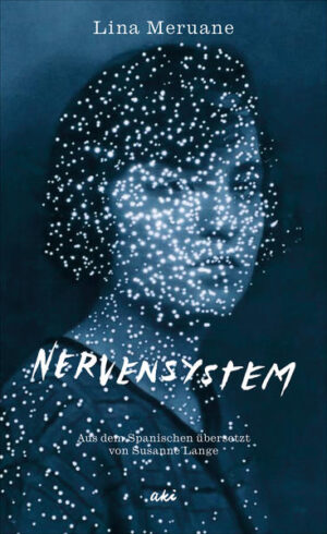 Sie ist Astrophysikerin und kämpft im »Land der Gegen­wart« mit ihrer Doktorarbeit. Sie kommt aus dem »Land der Vergangenheit«, einem Ort, der in ihrer Erinnerung durch persönliche und politische Tragödien belastet ist. Ihr Partner ist Gerichtsmediziner, der die Knochen von Opfern staatlicher Gewalt analysiert und sich gerade von einer Explosion auf einer Baustelle erholt, die ihn fast getötet hätte. Sie wird von einer Schreibblockade geplagt und wünscht sich, sie würde krank, um eine Entschuldi­gung für ihre mangelnden Fortschritte zu haben. Dann treten bei ihr mysteriöse Symptome auf. Während ihre Angst wächst, wird die Anziehungskraft der Vergangen­heit stärker und stärker, und ihre Familie rückt ins Blick­feld: der verwitwete Vater, die Stiefmutter, die Geschwis­ter. Jede und jeder von ihnen hat eigene Erfahrungen mit Krankheit und Gewalt gemacht, und schließlich werden die Systeme aufgedeckt, die sie zusammenhalten und zu­gleich atomisieren. Nervensystem von Lina Meruane ist die außergewöhn­liche klinische Biographie einer Familie - voller Zunei­gung und Groll, dunklem Humor und verschütteter Ge­heimnisse, in der Traumata als Krankheiten spürbar und sichtbar werden - Krankheiten, die nicht nur den Körper, sondern auch die Familien und die Geschichte der Län­der, in denen wir leben, heimsuchen können. Ein elek­trisierender Roman über Krankheit, Vertreibung und das, was uns zusammenhält.