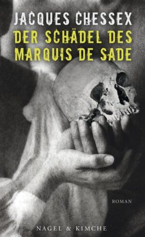 Im Jahr 1814 sitzt der 74-jährige Schriftsteller Marquis de Sade in der geschlossenen Abteilung einer Pariser Irrenanstalt. Aber weder das Gefängnis noch sein Alter hindern ihn daran, die Welt weiterhin in Empörung und Schrecken zu versetzen. Jacques Chessex erzählt mit Witz und Derbheit die letzten Monate de Sades - und wie dessen Schädel, als Reliquie verehrt, eine kuriose Reise durch die Jahrhunderte zurücklegte. Der Autor aus der Schweiz liefert das beeindruckende literarische Porträt eines der faszinierendsten und anstößigsten Helden der Aufklärung in Frankreich.