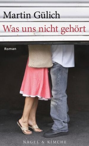 Als Paul Epkes seine Freundin und kurz darauf seine Arbeit verliert, gerät sein Leben aus dem Tritt. Die einzige Konstante ist die Beziehung zu seinem Vater, der an Demenz leidet und ihn nicht mehr erkennt. Eines Abends trifft Epkes auf Maria, die, als Mireille Mathieu verkleidet, in einer zweitklassigen Show französische Chansons singt. Erst verzaubert, dann verliebt, begleitet Epkes sie auf ihre Konzertreise und erfährt eine Nähe und Freiheit, die ihm für kurze Zeit ein ungeahntes Glück beschert. Mit Charme und Witz erzählt Martin Gülichs Roman von absurden Zufällen, von der Liebe und dem manchmal unfreiwilligen Versuch, aus dem Alltag auszubrechen. Eine tragikomische und lebenskluge Liebesgeschichte.