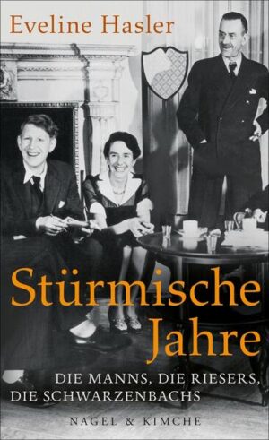 Thomas Mann mit Familie, Franz Werfel, Annemarie Schwarzenbach, Alma Mahler - berühmte Autoren fanden vor dem Krieg in Zürich zusammen, mittendrin das heute vergessene Ehepaar Ferdinand und Marianne Rieser. Ihrem Engagement war es zu verdanken, dass das von ihnen gekaufte und privat betriebene Theater am Pfauen zu einer Heimat im Exil für viele durch den Nationalsozialismus gefährdete Schauspieler aus Deutschland wurde. Sie spielten riskante, nazikritische Stücke. In ihrer romanhaften Art erzählt Eveline Hasler von der angstvoll kreativen Anspannung damals, Schauplätze sind auch Wien, Prag und München. Ein starkes Porträt von Menschen, die mit angehaltenem Atem das Ungeheure erwarten.