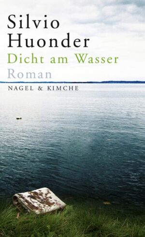 In einer beschaulichen Gemeinde in Brandenburg leben viele junge Familien aus Berlin. Als plötzlich ein Kind verschwindet, bricht die glatte Oberfläche des freundlichen Miteinanders der kultivierten Akademiker ein, zum Vorschein kommen Gier, Angst und Betrug. Silvio Huonder gehört zu den wichtigsten Stimmen der Gegenwartsliteratur der Schweiz. In "Dicht am Wasser" verbindet er Thriller und Drama, um eine unheimliche Geschichte aus der Mitte des gebildeten Wohlstands zu erzählen.