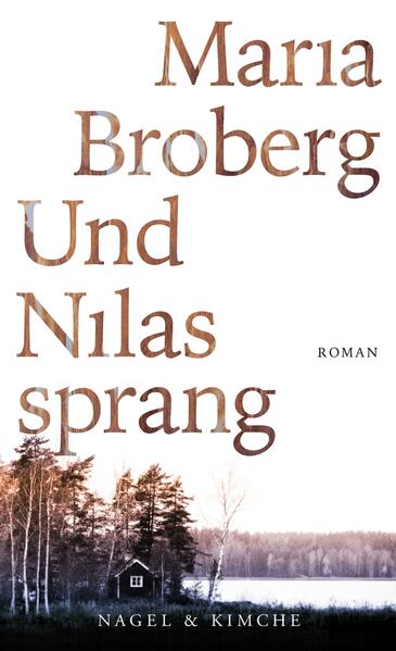 Das rätselhafte Verschwinden eines Jungen verknüpft die Schicksale mehrerer Menschen in der bäuerlichen Gesellschaft Nordschwedens. Ein fiktives Dorf in Nordschweden, zwischen 1948 und der Gegenwart. Alle glauben, dass Nilas, Håkans kleiner Bruder, ertrunken ist und vom Fluss weggespült wurde. Es werden mehrere Jahrzehnte vergehen, bis das Frühjahrshochwasser enthüllt, was wirklich geschehen ist. »Und Nilas sprang« ist die Geschichte über eine Handvoll Menschen, deren Schicksale durch das Verschwinden von Nilas untrennbar miteinander verbunden sind, über die Zeit davor und danach. Es ist die Geschichte von Assars verbotener Sehnsucht nach Margareta, von Håkan, der sich nach einem Vater sehnt, aber einen kleinen Bruder bekommt, und von Håkans Freundin Petra, die viele Jahre später beschließt, die Wahrheit auszugraben, die sich unter Schichten uralter Geheimnisse und erschütternder Erinnerungen verbirgt.