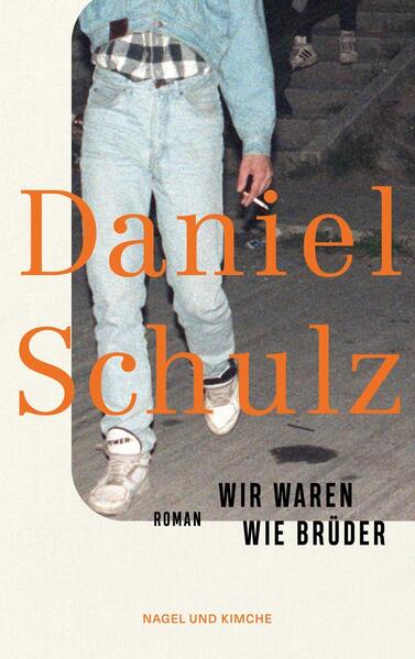 »Ein ebenso wichtiges wie wuchtiges Buch über den Naziterror nach der Wende.« Dmitrij Kapitelman Die Wende hat die Welt des zehnjährigen Ich-Erzählers aus ihren Angeln gehoben, alles was war ? die gute Stellung des Vaters, die abgesteckte Wahrheit der Mutter ? zählt nicht mehr. Jetzt gibt es zwei verfeindete Seiten im Land, und wer lange Haare hat, lernt am besten früh, wie man Nazis verkloppt. Aber ganz so einfach ist es gar nicht, sich klar für eine Seite zu entscheiden, wenn man sich nirgends sicher fühlt - und sich dann auch noch verliebt. In seinem literarischen Debüt erzählt Daniel Schulz vom Aufwachsen im Vakuum der Nachwendezeit, in dem Rassismus und Gewalt ihren Nährboden fanden und findet dabei geradezu zärtliche Worte für all das Schreckliche.