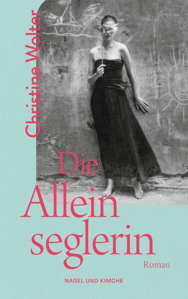 Almut, eine alleinerziehende Literaturwissenschaftlerin, übernimmt von ihrem Vater ein Segelboot, einen Drachen - wunderschön, doch viel zu groß und viel zu kostspielig für sie. Bald verschlingt der Drache all ihre Zeit und ihr Geld. Sie verbringt die Wochenenden nur noch am See, mit der Instandhaltung und Renovierung beschäftigt, oder läuft auf der Suche nach Lack, Sandpapier, Planstoff durch ganz Ostberlin. Die anderen Bootsbesitzer, alles Männer, belächeln sie - so ein Boot sei nichts für eine einzelne Person, schon gar nicht für eine Frau. Mehrfach versucht sie, den Drachen zu verkaufen, aber dann kann sie sich doch nicht von ihm trennen. Denn mit ihm entdeckt sie eine Freiheit, die sie weder in ihrem Land noch in einer Beziehung je finden konnte. Die vielfach gelobte Wiederentdeckung des DDR-Bestsellers aus dem Jahr 1982. »›Die Alleinseglerin‹ ist eine intelligent komponierte Erzählung, die von weiblichem Eigensinn handelt. Und zu gleich ist sie eine stilistisch brillante Etüde über das Loslassen.« DIE ZEIT