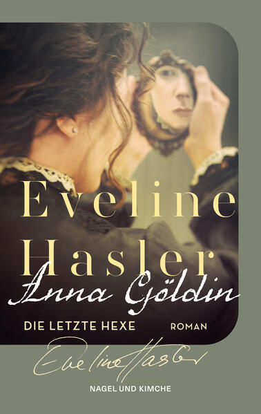 Eveline Haslers Roman über die letzte Frau, die in Europa als Hexe hingerichtet wurde, ist in der Schweiz ein Klassiker. 1743 wird Anna Göldin als Kind armer Bauern geboren. Die Eltern sterben früh, Anna wird Dienstmagd, geschwängert und, weil der uneheliche Säugling kurz nach der Geburt stirbt, wegen Kindsmord verurteilt. Nach Verbüßen ihrer Strafe findet Anna Arbeit bei der Familie von Regierungsrat Tschudi. Als eine Tochter Tschudis Stecknadeln spuckt, wird die Magd beschuldigt, sie verhext zu haben. Göldin flieht ins Toggenburg, wird steckbrieflich gesucht, verraten und schließlich verhaftet. Unter Folter gesteht sie, die Kräfte des Teufels zu nutzen. 1782 wird sie hingerichtet. Eindringlich und einfühlsam hat Eveline Hasler das Leben der unglücklichen Frau zu einer Geschichte gestaltet, die niemanden kaltlässt.