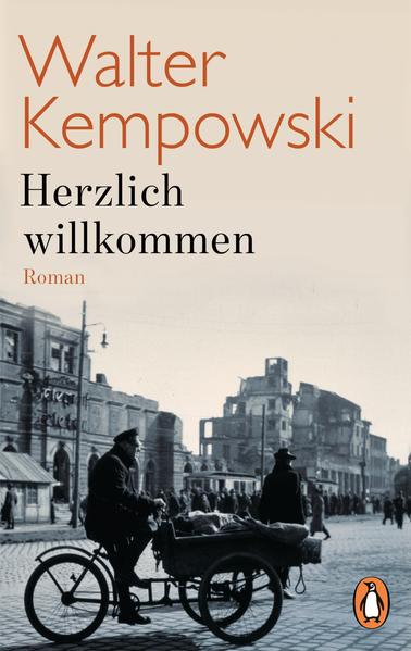 In seiner sogenannten Deutschen Chronik schildert Walter Kempowski die Geschichte seiner Familie vom Kaiserreich bis in die 1960er-Jahre der Bundesrepublik. In «Herzlich willkommen» wird Walter nach acht Jahren Haft im Zuchthaus Bautzen in den Westen entlassen - ohne Ausbildung, ohne Ziel und Geld. Er beginnt sein Studium, aber die Jahre in Bautzen haben ihre Spuren hinterlassen.