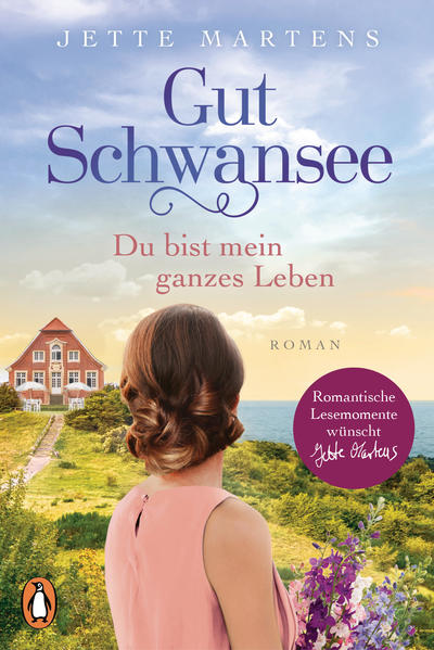 Urlaubssehnsucht pur: der romantische Ostsee-Bestseller Dem Meer und der Liebe so nah - auf Gut Schwansee werden Träume wahr Sina liebt es, die Gäste im Hofcafé von Gut Schwansee mit ihren Backkünsten zu verwöhnen. Der idyllische Gutshof an der Ostsee ist zu ihrem neuen Zuhause geworden, seit die junge Köchin ihr altes Leben - und ihre Träume von einst - hinter sich lassen musste. Als ihr Chef einen Herzinfarkt erleidet, steht sie plötzlich vor einer großen Herausforderung: Sie trägt die volle Verantwortung für das Abschlussbankett eines Reitsportevents auf dem Hof. Sina ist klar, dass von dieser Veranstaltung nicht nur ihre eigene Karriere, sondern auch die Zukunft von Gut Schwansee abhängt. Auf keinen Fall möchte sie die Gutsbesitzer enttäuschen - besonders deren attraktiven Sohn Hendrik nicht. Denn nicht nur der Gedanke an die große Aufgabe, die vor ihr liegt, bereitet ihr Herzklopfen … Die Fortsetzung der großen Sehnsuchtstrilogie rund um den wunderschönen Gutshof an der Ostsee. In hochwertig veredelter Sommer-Romance-Ausstattung.