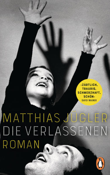 Kein Mensch ist vor den Momenten sicher, die alles von Grund auf ändern Was würde man lieber vergessen, wenn man könnte? Johannes blickt zurück auf eine ostdeutsche Kindheit, die von feinen Rissen durchzogen war. Der frühe Tod seiner Mutter, das rätselhafte Verschwinden seines Vaters. All seine Fragen dazu blieben unbeantwortet, weshalb er noch als Erwachsener vorsichtig tastend durchs Leben geht. Ein melancholischer Eigenbrötler, der sich in einer stillen Existenz eingerichtet hat. Als Johannes in einer alten Kiste auf einen Brief stößt - adressiert an seinen Vater und abgeschickt nur wenige Tage, bevor dieser den Sohn wortlos verlassen hatte -, verändert dieser Fund nicht nur seine Zukunft, sondern vor allem seine Vergangenheit als Kind der Vorwende-DDR. Seine Erinnerungen sortieren sich neu und mit ihnen sein Blick auf das eigene Leben. In eindringlicher Dichte und mit kraftvoller Klarheit erzählt Matthias Jügler von Verlust und Verrat, vom Wert des Erinnerns und den drängenden Fragen einer ganzen Generation. Ein warmherziger, leuchtender Roman von außergewöhnlicher sprachlicher Intensität. Ausgezeichnet mit dem Klopstock-Preis für neue Literatur 2022 des Landes Sachsen-Anhalt für das literarische Gesamtwerk