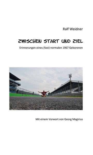 Ralf Weidner hält inne. Nach rund fünf Lebensjahrzehnten ist es an der Zeit, Erinnerungen zwischen Start und Ziel aufzuschreiben. Mit einem Augenzwinkern erzählt er von Fahrten im LKW seines Vaters, von einer Jugend in den Neunzehnhundertachtziger Jahren, von beruflichen Wegen, die auf den ersten Blick verworren erscheinen, für ihn aber ein logisches Ganzes sind. Heute ist er als Theologe angekommen, arbeitet hauptberuflich als Pastor und Referent für Arbeitsmarkt und Sozialpolitik bei der Evangelischen Kirche. Seine Erinnerungen sind voller Tiefgang, fröhlich bis heiter aber nie trivial. Auch die schweren Momente seines Lebens erhalten Ihren Raum, nehmen ihm aber nicht die Freude am Abenteuer Leben. Diese erste Halbzeit dürfte für die Menschen seiner Generation einen außerordentlichen Wiedererkennungswert haben, für alle anderen hält das Werk, die Botschaft bereit: Es macht Spaß, seinen eigenen Weg zu gehen.