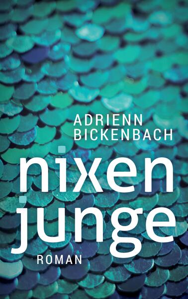 "Nixenjunge" ist die Geschichte eines 16jährigen Teenagers auf der Suche nach sich selbst. Hannah heißt laut Ausweis Konstantin und kam mit männlichen Geschlechtsmerkmalen zur Welt. Jahrelang hat Hannah unterdrückt, dass sie wie ein Mädchen denkt und fühlt. Als sie an einem Casting für weibliche Nachwuchsmodels teilnimmt, ist es für Hannah der schönste Moment ihres Lebens. Doch ein halbes Jahr später sieht alles anders aus. Hannah hat versucht, sich das Leben zu nehmen. Während ihre Familie vor dem Rätsel steht, wie es zu dem tragischen Suizidversuch kommen konnte, wagt Hannah einen Neuanfang. Sie entschließt sich zur Teilnahme an einem Ferienlager für transgeschlechtliche Jugendliche, das an einer geheimnisvollen Lagune an der Ostsee stattfindet. Wird Hannah dort glücklich werden?