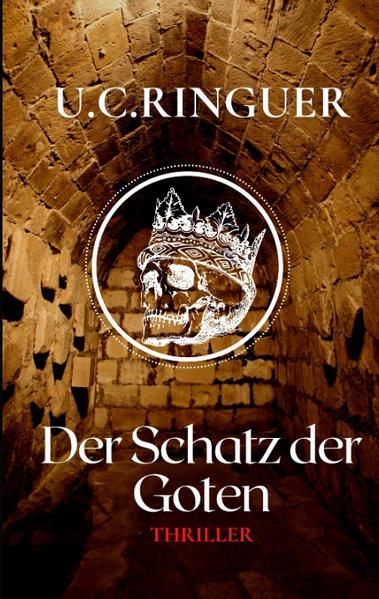 "Atemberaubend. Spannend. Auf Tatsachen beruhend." In der uralten Stadt Theoderich des Großen, in Ravenna, wird ein grausam ermordeter Priester gefunden. Bei ihm finden die Carabinieri eine erste Spur zum berühmten Schatz der Plünderung Roms durch die Goten. Wo jedoch ist der mysteriöse Schatz, dessen Schicksal seit Jahrhunderten die Menschen bewegt hat? Und wo ist der Mörder, der mit so grausamen Mitteln nach ihm sucht? Schon bald erkennen Cariello und Camarata: Nicht jeder Schatzjäger jagt dem Wert des Goldes nach. Eine fesselnde Jagd nach Geheimnissen und uralten Mysterien der Religion beginnt. Die goldenen Mosaike von Ravenna, seine berühmten Goten-Kirchen und die Berge Süditaliens setzen dabei eine ungewöhnlich dichte Szenerie für einen Thriller der etwas anderen Art. Ein Buch für Fans von Geschichte, Schätzen, Bibelarchäologie und wahren Tatsachen. "Der Roman ist von der ersten bis zur letzten Minute spannend. Man kann sich kaum von den Seiten lösen!" "Atemberaubender Archäologie-Krimi, der auf Tatsachen beruht - unbedingt lesenswert." "Wer Dan Brown oder Umberto Ecco mag, wird die Cariello-Reihe lieben."