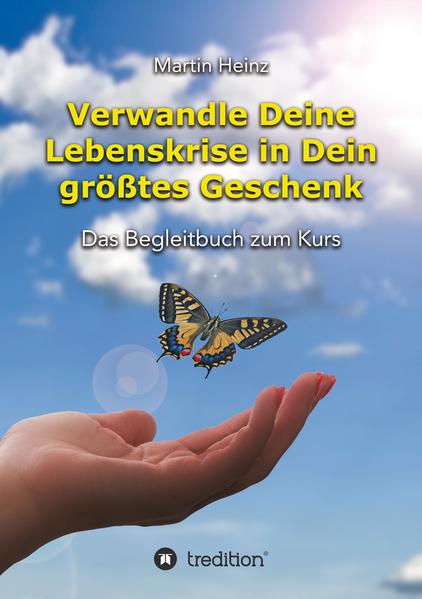 „Verwandle Deine Lebenskrise in Dein größtes Geschenk“-Das offizielle Begleitbuch zum Online-Kurs Was wäre, wenn es einen Ausweg aus Deiner Krise gäbe? Was wäre, wenn Deine Lebenskrise in Wirklichkeit die Chance zum größten Geschenk Deines Lebens wäre? In diesem kursbegleitenden Ratgeber erfährst Du,-wie es Dir gelingt, eine bewusste Wahl für ein glückliches Leben zu treffen,-wie Du den Fokus Deiner Aufmerksamkeit veränderst und das Drama loslässt,-wie Du neue Lebensenergie und Lebensfreude findest,-wie Du die Verbindung mit Deiner Seele wiederherstellst,-wie Du das Geschenk in Deiner gegenwärtigen Herausforderung erkennst,-wie Du Deine Vergangenheit heilen kannst,-und wie Du Unterstützung und Führung durch das Universum erhältst. Auch ohne am Kurs teilzunehmen kannst Du dieses Buch als wertvollen Ratgeber nutzen und von den vielen Impulsen profitieren, die Du im Buch findest. Vielleicht ist genau der Impuls für Dich im Buch enthalten, der Dich den entscheidenden Schritt in der Bewältigung Deiner Lebenskrise voranbringt? Lasse Dich also überraschen und öffne Dich für die Lösungen und Möglichkeiten, die sich aus der Arbeit mit diesem Buch für Dich ergeben.