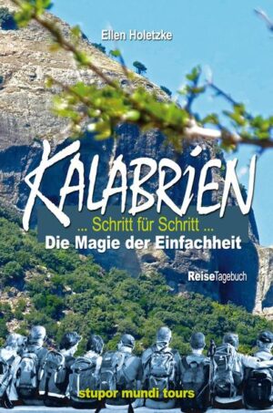 Kalabrien - faszinierend ursprünglich und vielfältig. Auf einer Wanderreise entdeckt eine kleine Gruppe ganz unterschiedlicher Menschen eine Region, in der die Uhren scheinbar langsamer laufen. Ihre Begegnungen mit den Einheimischen vermitteln einen authentischen Einblick in die Mentalität des Landes, und immer wieder stellt die raue Landschaft mit ihrer wilden Natur die Gruppe vor ungeahnte Herausforderungen. Außergewöhnlich persönlich berichtet die Autorin und Reiseleiterin aus ihrer eigenen Perspektive, erlaubt Einblicke in die Welt, die dem Reisenden normalerweise verwehrt bleiben. Aus dem unterhaltsamen Wechselspiel der zahlreichen Landesinformationen und einfühlsamen Geschichten entstehen Momente, die berühren, die nachdenklich stimmen oder die einen zum Lachen bringen, und zu den gemeinsamen, opulenten Mahlzeiten möchte man am liebsten gleich seinen Stuhl dazustellen … die Magie Kalabriens, sie wirkt. Schritt für Schritt entsteht das Gefühl, als würde man in netter Gesellschaft das Land gerade selbst bereisen. Die Erlebnisse beruhen auf wahren Begebenheiten. Alle Einheimischen gibt es wirklich, nur ihre Namen wurden geändert.