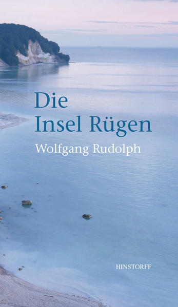 Keine Geringere als Käthe Miethe schrieb das Vorwort zu dem Band von Wolfgang Rudolph, den der Maler Georg Hülsse illustrierte. Mit Einfühlungsvermögen und Sachkenntnis führt der Autor über die Insel Rügen, erzählt von der Eigenart der Landschaft, von den Menschen und ihrer Geschichte. Da werden die vier Gesichter des Swantevit wieder lebendig und auch die Zeit, als Rügen noch Festland war. Der Leser erfährt die Sicht von damals mit ihren Wertungen und Schlussfolgerungen und wird sich den Worten Käthe Miethes vorbehaltlos anschließen: „Vollständigkeit ist ein Ziel, an das sich ein echtes Heimatbuch nie verlieren darf. Es soll sich an das Wesentliche halten. Rügen, so wie es sich heute zeigt, wie es die Rüganer kennen, die Gäste erleben und lieben, diese bunte Welt der Bodden und Beeken, der Wälder und Felder, Rügen, so wie es in Jahrtausenden geworden ist durch die See, die noch heute von allen Seiten in das Land einzieht, durch das Wirken der Menschen, die Insel der Schiffer, der Fischer und der Bauern – es läßt sich mit wenigen Worten nicht umreißen."