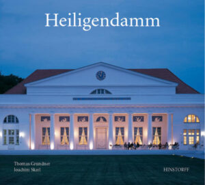 "Hier ist der Blick bewunderungswürdig schön, der heilige Damm bezaubert uns gänzlich" – was schon den englischen Reiseschriftsteller Thomas Nugent begeisterte, ist auch heute noch erlebbar. In Heiligendamm, dem 1793 gegründeten ersten deutschen Seebad unweit von Rostock, scheint die Zeit stillzustehen. Die Architektur der in weiten Teilen erhaltenen weißen, klassizistischen "Stadt am Meer" fügt sich auf harmonische Weise in eine Natur, die von Meer, von Strand und Küstenwald geprägt ist. Während Joachim Skerl in seinem Essay ausführlich auf die architektonische Geschichte des Ortes eingeht, ihn in den europäischen Zusammenhang stellt, auf die bestimmenden Einflüsse eines Karl Friedrich Schinkel oder eines Peter Josef Lenné verweist, hat sich Thomas Grundner die Aufgabe gestellt, die Atmosphäre seiner Heimat einzufangen. In faszinierenden Fotos macht er den Reiz spürbar, den die herrliche Anlage mit Kurhaus, Haus Mecklenburg, Burg Hohenzollern, Orangerie und Haus Grandhotel ausstrahlt – während die noch leichte Verfallserscheinungen aufweisenden, nicht restaurierten Villen an von Thomas Mann beschriebene Welten erinnern. Über die Jahreszeiten hinweg verfolgt Thomas Grundner die Veränderungen der Natur, die Wandlung der Bäume, ihre Formung durch den Wind, zeigt das Spiel der Wellen und die stürmische Kraft des Meeres, dokumentiert bizarre Formungen der Steilküste und die Vielfältigkeit der vom Wetter geprägten Stimmungen Die aktualisierte und erweiterte Neuauflage eines Buches, dem nichts ferner ist als die simple Darstellung vordergründiger Sehenswürdigkeiten, das vielmehr auf zuweilen meditative Weise einen Landstrich beschreibt, der zu den schönsten und inzwischen auch berühmtesten in Deutschland zählt.