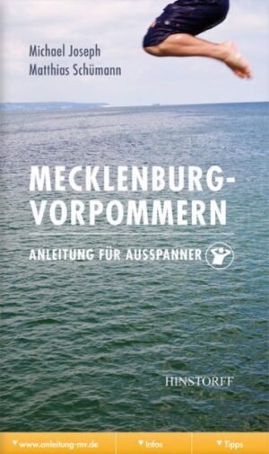 Interesse an Mecklenburg-Vorpommern haben viele, Lust auf das Land immer mehr. Während es bezüglich der Deutschen zweitliebster Nebenbeschäftigung eher traurig aussieht, Hansa Rostock oft im Mittelmaß der Fußball-Bundesligen dahindümpelt, ist Mecklenburg-Vorpommern längst und dauerhaft in der Spitzengruppe deutscher Urlaubsregionen angekommen, punktet mit Landschaft und Natur, mit Meer und Seenwelt, macht Bayern nicht nur Konkurrenz, sondern gar ein bisschen Angst. Und nun erscheint auch noch ein Buch, das das Interesse befriedigen und die Lust mehren wird. Ein Buch also, ein Buch für Ausspanner, für die, die Erholung suchen in betörender Landschaft und in sanftem Wasser, die Welt und sich genießen wollen selbst im Angesicht von schweigsamen Ureinwohnern, deren Rückständigkeit vielleicht doch etwas zu sprichwörtlich zu sein scheint. Ein Buch folglich auch und gerade für die, die etwas mehr erfahren wollen über Mecklenburger und Vorpommer und über die Felder, die sie bestellt haben oder zu bestellen beabsichtigen. Entstanden ist ein Porträt Mecklenburg-Vorpommerns, das sich nicht nur an Touristen, aber besonders an diese wendet. Eine ideale Urlaubslektüre – unterhaltsam, und doch voller Fakten, mit inhaltsreichen Abschweifungen und unmittelbaren Tipps, mit mal sonnigen, mal stürmischen Anekdoten, aber immer mit wetterfesten Fakten. Wer dieses Buch gelesen hat, wird nicht nur verstehen, warum das mit den Bayern und MV so ist und was sich in den angeblich sturen Köpfen abspielt. Vielmehr hat er einen Einblick gewonnen in die Seele des Landes. Und, was das Wichtigste ist: Er wird noch mehr Lust bekommen, an der Tabellenspitze Urlaub zu machen.