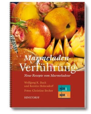 Starten Sie 'Frühlingsfrisch', mit 'Teuflischer Orange' oder 'Glühwein-Apfel-Marmelade' in den Tag. Nach seinem ersten, mittlerweile in mehreren Auflagen erschienenen Buch Marmeladenträume überrascht der Marmeladenkönig Norddeutschlands Wolfgang K. Buck wieder mit ungewöhnlichen Rezepten und beweist: Marmeladen kann man das ganze Jahr hindurch kochen. Im Frühling und Sommer fruchtig frisch, im Herbst pikant und im Winter herb und weihnachtlich. Feigen, Spargel, Rosmarin und sogar Senf wandern bei ihm in den Einkochtopf. Liebevoll beschriftet und dekoriert werden aus den Kreationen einzigartige Geschenke. Die Fotos von Christine Becker laden zum Nachkochen ein, Rezepteinsendungen der Hörer von NDR 1, ein Saisonkalender und Tipps vom Profi ergänzen das Marmeladenkochbuch. Lassen Sie sich verführen!