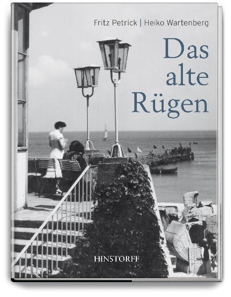 Strandkörbe, Bäderdampfer, Fischfang und Kreide – die mit landschaftlichen Reizen reich gesegnete Insel Rügen bietet ihren Bewohnern gestern wie heute vielfältige Erwerbsmöglichkeiten. Frühe Fotografien aus der Wende zum 20. Jahrhundert finden sich in diesem Bildband vereint mit Aufnahmen, die in verschiedenen Gesellschaftssystemen, bis in die 1960er Jahre hinein, entstanden sind. Neben geografischen Besonderheiten, verschiedenen Großbauprojekten sowie der Siedlungs- und Infrastruktur stehen die Menschen auf Rügen im Fokus. Professionelle und darüber hinaus auch privat entstandene Aufnahmen geben Einblick in Arbeitswelten und Feste, Freizeit und Vereinsleben. Sie spiegeln wechselnde gesellschaftliche Rahmenbedingungen wider und zeigen, natürlich, nicht zuletzt die vielen Gesichter der Sommerfrische auf Rügen. Ein Muss für alle Freunde dieses wunderschönen Eilands und seiner Bewohner.