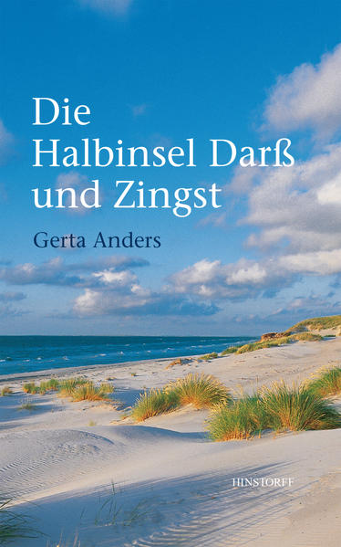 Nicht nur dieser köstliche Strand, auch die Lage Prerows zwischen der Ostsee auf der einen Seite und dem Bodden auf der anderen hat einen besonderen Reiz. Dazu gesellen sich tiefer Wald, weite Heideflächen, die Moore, die Wiesen an den Binnengewässern. Und alles ist eingehüllt in ein weiches insulares Klima. Unsere Winter sind mild, doch oft von starken Stürmen heimgesucht. Der Frühling kommt spät. Der Sommer ist wie überall an der See kurz und kühler als im Binnenland, dafür ist der Herbst herrlich lang und warm. Der große Wald bietet Schutz vor den starken, vorherrschenden Westwinden, mildert das Klima. Gerta Anders 1956