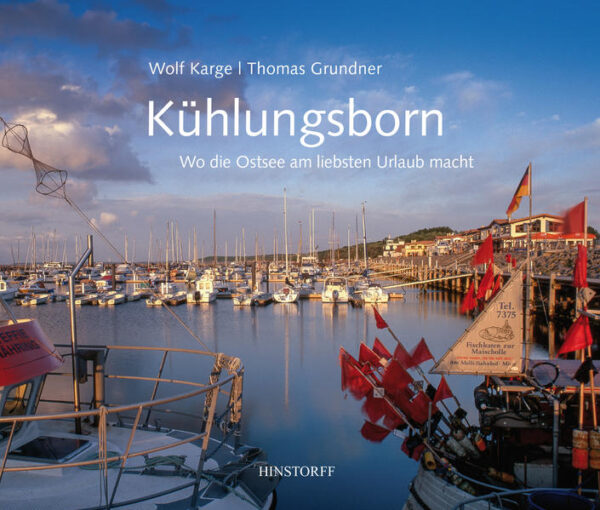 Ostsee, Strand, Erholung – Kühlungsborn Wenn ein Ort zum beliebtesten Ferienziel an der ohnehin beliebten mecklenburgischen Ostseeküste wird, so muss das einen Grund haben. Oder, besser gesagt: mehrere Gründe. Und so hat denn Kühlungsborn tatsächlich viel zu bieten: die Ostsee natürlich, einen weiten Strand, eine Seebrücke, eine moderne Marina, eine kilometerlange Seepromenade, einladende Geschäfte, Cafés und Restaurants, Hotels im Stil der Bäderarchitektur. Und welches Seebad kann schon mit zwei Bahnhöfen aufwarten? In denen man in eine Schmalspurbahn namens Molli einsteigen kann, die an sich schon eine Sehenswürdigkeit ist. Zudem ein ausgedehntes Waldgebiet inmitten des Ortes und in der nahen Umgebung den höchstgelegenen Leuchtturm Deutschlands – selbst nicht besonders groß, aber intelligenterweise auf einer Anhöhe platziert. Das Buch zum Urlaub! Für die Sehnsucht nach dem Urlaub – die bald zur Vorfreude auf den Urlaub werden wird.