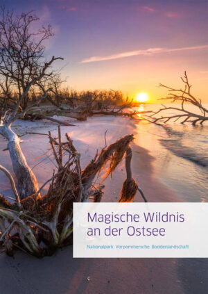 Einzigartige Natur in spektakulären Aufnahmen Die Boddenlandschaft an der Ostsee, die 1990 zum Nationalpark Vorpommersche Boddenlandschaft wurde, vereint ungezählte Superlative. Sie beherbergt zwischen Darß und Rügen den einzigen echten Meeresnationalpark Deutschlands. Weltweit einmalige Kaltwasserlagunen, Wälder, Strände oder Moore liegen nirgends so dicht beieinander. Hier finden sich die Kinderstuben der Fische sowie Rast- und Brutplätze für Millionen Vögel. Und die Ostsee arbeitet sich unentwegt an der Küste ab, reißt hier das Land fort, spült es andernorts auf. Dieses Naturerbe nannte der damalige Umweltminister Klaus Töpfer das 'Tafelsilber der deutschen Einheit'. Als Meeresnationalpark avancierte es rasch zum 'Silbernen Fischbesteck'. Der Bildband porträtiert die Geschichte und Besonderheiten des Nationalparks ebenso unterhaltsam wie faktenreich und illustriert den unerschöpflichen Erfindungsreichtum der Evolution.