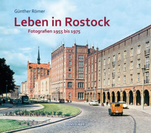 Vielen waren sie bis vor Kurzem völlig unbekannt: die Rostock-Aufnahmen von Günther Römer. Dabei ist der gebürtige Hansestädter seit den fünfziger Jahren in seiner Heimat unterwegs, fotografiert Straßen, Menschen, Kinderwagen und Autos – Bilder voller Atmosphäre, lebendig, ungewöhnlich, in einer vorzüglichen künstlerischen Qualität. Erst eine Ausstellung und die Mitarbeit am Projekt »Rostock-Album« führten zur Entdeckung des Werks von Günther Römer. Nun erscheint endlich ein Buch allein mit seinen Aufnahmen. Ein Buch, in dem sich das Alltagsleben im Rostock der Jahre 1955 bis 1975 widerspiegelt. Ein Buch, das Erinnerungen weckt. Zu erleben sind die Kröpeliner Straße (noch mit Straßenbahn), die im Aufbau befindliche Lange Straße (noch ohne Straßenbahn), das geschäftige Treiben am Bahnhof, das Entstehen von Reutershagen, Rodelnde in den Wallanlagen, Erholungssuchende in den Cafés von Warnemünde – das Spektrum der Themen Römers ist groß, sein Werk von herausragender Bedeutung für die Stadt.