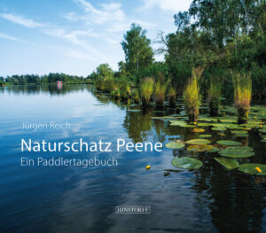 Immer beliebter – das Naturparadies Peene Mecklenburg-Vorpommern ist ein Paradies für jene, die sich mit eigener Muskelkraft im Boot fortbewegen. Und zum Zentrum dieses Paradieses hat sich die Peene entwickelt. Jener gut 120 Kilometer lange, weitgehend unverbaute Fluss, der anfangs aus mehreren Wasserläufen besteht, die dann vereinigt gen Ostsee ziehen. Jürgen Reich, nicht nur bekannter Naturfotograf, sondern auch viel gelesener Autor spannender Bücher über Moore, Adler, Kraniche und Nationalparks, ist mit seinem Kanadier die Peene entlanggepaddelt. Immer schauend, was sich im und am Fluss tut und was hinter seinen Ufern entdeckt werden kann. Seltene Vögel, fleißige Biber, gut getarnte Schlangen, farbenfrohe Insekten, aufmerksame Rehe, prächtige Blumen, markante Bäume – Jürgen Reich ist ihnen nicht nur begegnet. Er hat sie auch mit seiner Kamera festgehalten. In traumhaft schönen, so bisher kaum gesehenen Bildern.