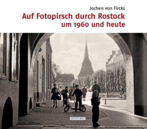 Überraschender Fotostreifzug durch Rostocks Geschichte. Jochen von Fircks, mehrfacher Sachbuchautor, der im Herbst 1956 sein Schiffsmaschinenbaustudium begann, ist auch immer mit der Spiegelreflexkamera unterwegs. Dabei beweist er ein ganz persönliches Talent dafür, seine neue Wahlheimat Rostock abzulichten. Um 1960 herum entstehen Aufnahmen, die zwischen den Neubauten auch die noch immer sichtbaren Kriegswunden der Innenstadt zeigen. Eindrucksvoll fängt er die damalige Aufbruchsstimmung ein und konterkariert die historischen Schwarz-Weiß-Bilder mit der heutigen Szenerie – etwa 60 Jahre später aus ähnlichen Blickwinkeln und in Farbe. Mit diesen Vorher-/Nachher-Effekten entsteht ein bemerkenswerter Ausschnitt der Veränderungen. »Dieses Buch gehört damit unbedingt in die Bibliothek all jener, die Rostock lieben und die diese Stadt als Zukunft für kommende Generationen sehen«. (Dr. habil. M. Klaus Kilimann, ehemaliger Rostocker Oberbürgermeister)