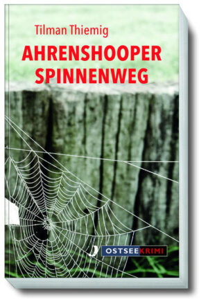 Ahrenshoop im Frühsommer. Die Menschen genießen Fliederduft, Spargel und Erdbeersorbet. Voller Vorfreude sieht man der Eröffnung des Partikel-Hofes entgegen. Da wird die grotesk präparierte Leiche eines alten Arztes entdeckt. Mit Mullbinden verschnürt und auf seinem Rollator inmitten der Grabstätte der Heimatdichterin Martha Müller-Grählert im nahen Zingst platziert. Er soll nicht das einzige Opfer des von den Medien als „Mumienmörder“ bezeichneten Täters bleiben. Dessen Vorgehensweise gewisse Ähnlichkeiten zum Stil eines Art brut-Künstlers aufweist, der sich als Stipendiat des Museums vor Ort aufhält. Die Halbinsel ist abermals in heller Aufregung. Lediglich den hochbetagten Robert Aaron Zimmermann lassen die Vorfälle kalt, verfolgt er doch seinen persönlichen Lebensfeind, der einst in Kindertagen sein Freund gewesen ist. Aber dann war es zum tragischen Zerwürfnis zwischen dem Sohn aus jüdischer Familie und dem fanatischen Jungvolkjungen gekommen, das für beide bleibende Spuren hinterlassen hat.