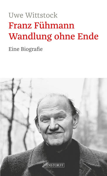 Franz Fühmann hat sich wie kein anderer Schriftsteller der wohl brisantesten literarischen Frage nach 1945 gestellt: Wie konnte ich ein Bewunderer Hitlers, wie konnte ich ein Nazi werden? Mit poetischer Genauigkeit durchforschte er die politischen Prägungen, denen er während seiner Kindheit und Schulzeit unter Hitler ausgesetzt war, um sie endlich abstreifen und hinter sich lassen zu können. In immer neuen Anläufen erkämpfte er sich damit seinen Weg zu einer ernsthaft liberalen, unideologischen Denkhaltung und wurde zu einem profilierten Kritiker des DDR-Regimes. In seiner kompakten Biografie beschreibt Uwe Wittstock Fühmanns „Wandlung ohne Ende“ hin zu einem meisterlichen Erzähler und Essayisten. Fühmanns radikale literarische Selbstprüfung gewinnt heute besondere Bedeutung - in einer Zeit, in der politische Extreme wieder einmal die Liberalität unserer Gesellschaft bedrohen.