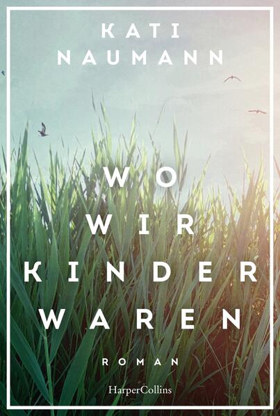 Eva, Iris und Jan sind Erben der ehemals prächtigen Spielzeugfabrik Langbein in Sonneberg. In der Kaiserzeit gegründet, befand sie sich in der Weimarer Republik auf ihrem Höhepunkt, überstand zwei Kriege, deutsche Teilung und Verstaatlichung, nur um nach der Wiedervereinigung kläglich unterzugehen. Nun ist von der ehrbaren Langbein-Tradition nichts mehr übrig. Streit und Verbitterung haben sich auf die Hinterbliebenen übertragen. Doch als bei einer Internetauktion eine der seltenen Langbein-Puppen auftaucht - sorgfältig genäht und von ihrem Großvater persönlich bemalt -, rückt die verblasste Vergangenheit wieder heran und wirft unzählige Fragen auf: nach Schuld und Verlust, aber auch nach Hoffnung und Neubeginn. »Es ist der Enthusiasmus der Autorin, der einen schließlich mitreißt.«MDR.de, 02.03.2021 »So macht die Verbindung aus mitreißender Familiensaga und historischem Zeugnis für eine vergessene Stadt ›Wo wir Kinder waren‹zu einem unbedingt empfehlenswerten Lesevergnügen.«Galore.de, 10.02.2021 »Das ist süffiger, teilweise spannender Lesestoff, bei dem man eine ganze Menge lernen kann.« Dirk Kruse,BR, 08.06.2021 »Eine tolle Familienchronik voller Geheimnisse und Missverständnisse, die zum Schmökern einlädt.«Neue Pause, 03.06.2021