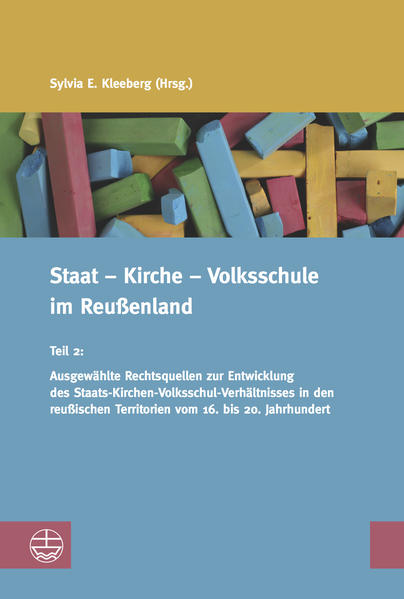 Ergänzend zum ersten Teilband dieser Publikation stellt dieser Band eine Edition ausgewählter Rechtsquellen vom Zeitalter der Reformation bis zum Ende der Monarchie aus dem gesamten Reußenland dar. Zu diesen Quellen zählen unter anderem Visitationsordnungen, der reußische Geschlechtsrezess, Kirchen- und Schulordnungen, Regierungsbekanntmachungen und Schulgesetze, an denen sich zwei Entwicklungsstränge verdeutlichen. Zum Ersten zeigt sich, dass von 1533 bis 1918 ein enges und wechselhaftes Verhältnis zwischen Staat, Kirche und Volksschule im Thüringer Vogtland bestand, und zum Zweiten, dass sich aus rechtlicher Perspektive ab 1533 eine kontinuierliche Entwicklung vom unregelmäßigen »Schule-Halten« bis hin zu einem institutionalisierten Schulsystem mit professionalisiertem Lehrerstand verfolgen lässt. In addition to the first part of the publication the second part collects different sources of law from the 16th until the 20th century as witnesses for the historic development of the relationship between the institutions state, church and public school in the so called »Thüringer Vogtland«.