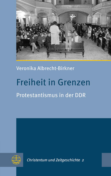 In dem Vierteljahrhundert seit dem Ende der DDR ist auch über den Protestantismus in der DDR viel geschrieben worden. Im Zuge dessen ist es zu ganz unterschiedlichen Einschätzungen gekommen. Sie reichen von sehr positiven Würdigungen vor allem angesichts der Rolle in der Friedlichen Revolution von 1989 bis zum Vorwurf vollständiger Anpassung an den DDR-Staat. Die zeitliche Nähe zum Geschehen bringt es mit sich, dass auch verschiedene damalige Akteure an den Deutungen der Geschichte nach wie vor beteiligt sind. Der Band bietet einen knappen, allgemeinverständlichen Überblick über Phasen der Entwicklung und zentrale Themen des Protestantismus in der DDR unter Einbeziehung der Rezeptionsgeschichte. Dabei geht es um strukturelle und theologische Merkmale, die sich innerhalb der vom DDR-Staat gezogenen Grenzen-der äußeren wie der ideologischen-und ihnen zum Trotz auch unter der Signatur der Freiheit entfalteten. Freedom Within Limits. Protestantism in the GDR In the quarter of a century since the end of the GDR, much has been written about Protestantism in the GDR. Quite different assessments have been made. They range from very positive appraisals, particularly with regard to the role played in the peaceful revolution of 1989, to the accusation of total adaptation to the GDR state. The proximity in time to the historical events implies that various former actors still are involved in the interpretation of history. The volume provides a short clear overview of the phases of development and the central themes of Protestantism in the GDR, including the history of reception. It explores the structural and theological characteristics which unfolded within the outer and ideological limits set by the GDR state, and in resistance to it, under the signature of freedom.