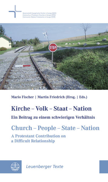 Die erstmals 2001 veröffentlichte Studie widmet sich in exegetischen, historischen und systematischen Analysen sowie Fallbeispielen aus einzelnen Ländern dem spannungsvollen Verhältnis der evangelischen Kirchen zu Staat und Nation. Sie kommt zu dem Ergebnis, dass der Protestantismus gerade aufgrund seiner Vielfalt und seiner Verwurzelung in nationalen und territorialen Identitäten eine besondere Rolle bei der Einigung Europas zu spielen hat. In Zeiten von Europaskepsis und wachsendem Nationalismus hat sie neue Aktualität gewonnen. Church-People-State-Nation. A Protestant Contribution on a Difficult Relationship First published in 2001, this study deals with the fascinating relationship of Protestant churches to state and nation. This is shown in exegetical, historical and systematic analyses as well as case studies from different countries. It comes to the conclusion that Protestantism has a special role to play in the integration of Europe, precisely because of its diversity and roots in national and territorial identities. In times of Euroscepticism and growing nationalism, the study has only gained in relevance.