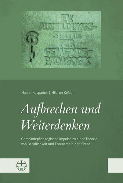 2019 begeht die Gemeindepädagogische Ausbildung in Potsdam und Berlin ihr 40-jähriges Bestehen. Die vorliegende Veröffentlichung würdigt dieses Ereignis mit einer historisch-kritischen Rekonstruktion der Ausbildungsbemühungen im Bund der Evangelischen Kirchen in der DDR und mit der Darstellung von Ergebnissen einer Befragung zur Berufswirklichkeit von Gemeindepädagoginnen und Gemeindepädagogen in drei ostdeutschen Landeskirchen. Subjekt- und Gemeinwesenorientierung, Kommunikation und Arbeit im Team erweisen sich darin als wichtige Kristallisationspunkte ihres Selbstverständnisses. Das Buch leistet einen Beitrag zur gegenwärtigen kirchentheoretischen Diskussion um ein neues Miteinander kirchlicher Berufe und ihre Multiprofessionalität. Dabei sind auch die neben- und ehrenamtlichen Tätigen im Blick. Getting Started and Thinking Ahead. An Educational Input to Develop a Theory of Professional and Volunteer Work in Church In 2019, the University of Religious Education in Potsdam and Berlin celebrates its 40th anniversary. The current publication commemorates this event with a historical reconstruction of the educational concepts, along with a survey of the professional reality of church community educators in three East German churches. Working with communities, communication and team working, and focusing on the questions of the daily life of people are the core values of their educational strategy. The book makes a contribution towards the ongoing discussions with regards to church theory. This contribution focuses on the cooperation of different professions in the church, and that lay people, and the professional knowledge they have, are indispensable to the church.