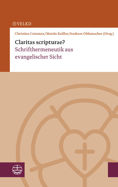 Die »Klarheit der Heiligen Schrift« ist nicht selbstverständlich gegeben. Zugleich ist es protestantisches Grundanliegen, christliche Existenz auf »der Schrift« aufzubauen. Jahrhunderte historisch-kritischer Exegese haben zu vertieftem und tragfähigerem Verständnis geführt-und zu Herausforderungen. Hermeneutische Konzepte-auch aus Philosophie, Psychologie sowie den Literatur- und Kulturwissenschaften-bieten vielfältige Ansätze für ein zeitgemäßes Verständnis der Schriftbindung, ohne Engführungen zu folgen oder Glaubensgehalte aufzugeben. Diesen Ansätzen haben sich auf Einladung der Vereinigten Evangelisch-lutherischen Kirche Deutschlands (VELKD) 16 Nachwuchswissenschaftlerinnen und -wissenschaftler aus zehn Fakultäten und vier Ländern sowie ein begleitender Professor gewidmet. Konzepte von Martin Luther über Martin Heidegger bis zu Ulrich Barth und Ulrich H. J. Körtner wurden geprüft. Entstanden ist eine Kombination von Zugängen, die gerade in ihrer Interdisziplinarität und Verschiedenheit zeigt, dass es sich lohnt, weiter nach der »Klarheit der Schrift« zu fragen. Claritas scripturae? Protestant Perspectives on the Hermeneutics of Scripture Martin Luther’s axiom of the »clarity of scripture« today seems to be gone. Still it is part of protestant identity and “mission” to build Christian existence on scripture. Centuries of academic exegesis, especially the application of historical-critical methods, have deepened and improved the understanding of biblical texts-and did raise further challenges. “Loans” from philosophy and psychology, from literary and cultural studies did add to contemporary options of understanding, neither following too narrow paths nor hastily giving up elements of faith. Invited by the United Lutheran Church of Germany 16 junior academic theologians and a professor of church history as mentor, coming from ten faculties of theology in four countries, have joined to examine concepts from Martin Luther and Martin Heidegger to Ulrich Barth and Ulrich H. J. Körtner, and to apply insights provided by current exegetical debates as well as those from the aesthetics of reception and from church history. The interdisciplinary and diverse approach underlined that it is still highly worthwhile to search for the highest possible »clarity of scripture«.