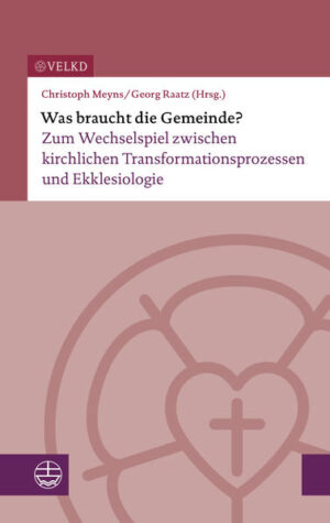 Für die seit rund zwanzig Jahren laufenden Veränderungsprozesse auf allen Ebenen der Kirche sind der demographische Wandel und eine abnehmende Finanzkraft zentral. Wie können die Aufgaben der Kirche unter diesen Herausforderungen erfüllt werden? Welche kirchen- und gemeindetheoretischen Konzepte erweisen sich für die evangelische Kirche im 21. Jahrhunderts als angemessen und glaubensfördernd? Angesichts der implizit leitenden Bilder von Kirche, Gemeinde und Frömmigkeitspraxis stellen sich folgende Fragen: Wie können Entscheidungen in kirchlichen Transformationsprozessen von ekklesiologischen Konzepten mitgetragen werden? Wie generiert Kirchen- und Gemeindetheorie ihre Expertise über die Kirchengemeinde? Wie kann ein konstruktiv-kritisches Wechselspiel zwischen theologischer Theoriebildung und kirchlicher Organisationsentwicklung organisiert werden? ((Auf Initiative der Vereinigten Evangelisch-Lutherischen Kirche Deutschlands (VELKD) fand zu diesen Fragen eine Fachtagung mit Vertretern und Vertreterinnen aus Kirche und Wissenschaft statt, deren Impulsreferate in diesem Tagungsband abgedruckt sind.)) Mit Beiträgen von Britta Carstensen, Eva Gotthold, Johannes Greifenstein, Eberhard Hauschildt, Georg Lämmlin, Christoph Meyns, Frederike van Oorschot, Georg Raatz, Thomas Schlegel. What Does the Community Need? Church Transformation Processes and Church Theory Demographic shifts and declining financial power are central to the processes of change that have been underway at all levels of the church for roughly the past twenty years. How can the tasks of the church be fulfilled in the face of these challenges? Which theoretical concepts of church and community prove to be appropriate and to promote faith for the Protestant church in the 21st century? The implicitly guiding images of church, community and devotional practice give rise to the following questions: How can decisions in church transformation processes be supported by ecclesiological concepts? How does ecclesiology, i.e. theory of church and community generate its expertise over the church community? How can a constructive and critical interplay be arranged between theological theory building and the development of church organization?