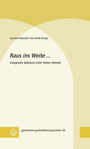 ((Haedline)) Draußen ist mehr drin Unter freiem Himmel sind Gottesdienste entstanden, die mit dem Unverfügbaren rechnen, ins liturgische Spiel führen und besondere spirituelle Erfahrungen ermöglichen. Überraschend, ganz anders als erwartet und mit geistlicher Tiefe. In diesem Band geht es um bewegte Gottesdienste in Freiheit und Weite. Biblische Worte und Geschichten lassen neue Formen und Handlungen entstehen. Das Evangelium verbindet sich mit der eigenen Lebensgeschichte. Naturräume werden beschritten. Unter Gottes Segen. Über allem steht die urbiblische Erfahrung »Gott führte mich hinaus ins Weite. Er riss mich heraus. Denn er hatte Lust zu mir.« (Psalm 18, 20) Naturerfahrungen und Spiel werden in diesem Sinne auch (schöpfungs)theologisch reflektiert und für die liturgische Praxis gedeutet. Die erfahrungsorientierten Liturgien sind aus der Perspektive und mit Beteiligung unterschiedlicher Zielgruppen entwickelt worden: Bibelwanderungen mit Kindern, eine Weidenkirche von Jugendlichen und eine Gartenkirche in der Nachbarschaft. Solche und andere Gottesdienstentwürfe finden sich im Praxisteil.