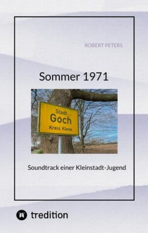 Reginald hat nicht nur einen seltsamen Namen, er ist auch schon lange tot. Trotzdem erinnert er sich gut an den Sommer 1971, als das Transformatorhäuschen am Freibad zum Treffpunkt der Jugend wurde. Hier verbringen die Langhaarigen, die Möchtegern-Hippies und Kleinstadt-Revolutionäre und ihre ständig wechselnden Freundinnen ihre Nachmittage, hier sitzen sie herum, rauchen und hören ihre Musik. Jeder von ihnen hat sein eigenes Lied, in dem die Eigenarten und die Träume aufbewahrt sind. Heike träumt vom Sommer in Kalifornien (California Dreamin‘), Hüppie ist fasziniert von den Beatles (A Day in the Life), Udo hört Iron Butterfly (In a gadda da vida). Reginald sieht sie in diesem Sommer auf der Wiese, er wandert in ihren Gedanken herum, und er kann manchmal sehen, was aus in ihnen geworden ist und ihre Geschichten erzählen. Es sind zwölf Geschichten und zwölf Lieder. Sie handeln vom langsamen Tempo der Kleinstadt, vom Aufbruch aus der Kindheit, vom Glauben an die Kraft der Musik und von vielen Enttäuschungen. Reginald fragt sich, ob das einem großen Plan folgt. Er hat ja viel Zeit, sich viele Fragen zu stellen. Natürlich handeln die Geschichten gelegentlich auch vom Tod - nicht nur beim Ich-Erzähler Reginald. Die frühen Siebziger Jahre sind in der Kleinstadt an der holländischen Grenze auch die Zeit der Drogen. Haschisch gibt es im nahen Holland, und weil die Helden der Kleinstadt-Jugend, die Musiker der Woodstock-Generation, Drogen nehmen, tun es die Jugendlichen ebenfalls. Drogenkonsum ist so etwas wie der Ausweis, dazu zu gehören. Und es bleibt bei vielen nicht beim Joint. Einige Drogenkarrieren enden tödlich. Zum Beispiel die von Berg, der sich mit geklauten Zigaretten aus dem Laden seines Vaters beliebt machen will und der seine Minderwertigkeitskomplexe mit Heroinkonsum bezwingt. Er setzt schließlich gemeinsam mit seinem Drogenfreund Udo ein Auto vor den Baum. Das ist so banal wie die Geschichten anderer Jugendlicher, die sich am Transformatorhaus am Freibad treffen, um Zeit zu verbringen. Ihre kleinen Sensationen sind der langhaarige Abiturient, der sich bei seinem Vater dafür rächte, dass ihm im Schlaf die Haare geschnitten worden waren, indem er die Hose des besten Anzugs seines Erziehungsberechtigten auf Shortslänge änderte. Oder die seines Klassenkameraden, der seinen Abituraufsatz zum Thema „Was ist Mut“ mit dem schlichten Wort „DAS“ bestritt. Die Geschichten begleiten das Herumtasten jener Generation ins Leben, die man heute die der Babyboomer nennt und die sich nun als Rentner fragt: War das alles? Und warum ging das so schnell?