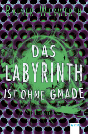 Sie sind nur noch zu dritt und sie sind geschwächt. Aber sie wollen überleben - um jeden Preis. Zweifel überschatten den Kampf gegen das Labyrinth, das mit immer neuen Mysterien für die Jugendlichen aufwartet. Ihr mühsam erworbener Teamgeist scheint nicht zu brechen, doch lohnt sich für Jeb, Jenna und Mary der gemeinsame Kampf, wenn nur einer von ihnen überleben kann? Die entscheidende Frage aber wagt niemand zu stellen: Was erwartet den letzten Überlebenden hinter dem sechsten Tor? "Aus dem Labyrinth gibt es kein Entkommen, es hat mir den Schlaf geraubt. Spannender gehts nicht." Ursula Poznanski   "Das Labyrinth erwacht" (Band 1 der Trilogie) wurde ausgezeichnet mit den Leserpreisen "Segeberger Feder" und "Ulmer Unke" sowie nominiert für die Leserpreise "Buxtehuder Bulle" und "Goldene Leslie".