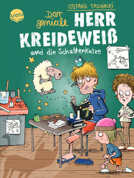 Die lustige Buchreihe für Kinder ab 8 von Erfolgsautorin Stefanie Taschinski bringt magisches Chaos in die Schule! Mit vielen farbigen Bildern von Nikolai Renger. Seit Matti weiß, dass ihr Lehrer Herr Kreideweiß ein sprechendes Glücksschaf namens Rüdiger besitzt, macht die Schule gleich doppelt Spaß. Die ganze Klasse hütet gemeinsam das obergeheime Geheimnis um Schaf Rüdiger und dank einer großen Portion Glücksmagie läuft der Unterricht wie am Schnürchen. Nicht mal die strenge Schulleiterin hat etwas zu meckern! Doch dann entdecken Matti und ihre Freundin Hella eine unheimliche graue Katze in der Schule. Außerdem schnüffelt die Kunstlehrerin neugierig im Keller herum und macht Fotos von Herrn Kreideweiß' fliegendem Rennrad. Was soll das? Als dann auch noch ein Einbruch geschieht, müssen die Kinder unbedingt herausfinden, was da los ist. Zusammen mit dem neunmalklugen Glücksschaf starten sie ihre Ermittlungen. Das ist schließlich alles höchst verdächtig! „Der geniale Herr Kreideweiß“ handelt vom turbulenten Schul- Alltag rund um einen unfreiwillig magischen Lehrer und seine Schüler*innen. Hinreißend erzählt und voller lustiger Einfälle von Stefanie Taschinski, der preisgekrönten Erfolgsautorin von „Die kleine Dame“, „Familie Flickenteppich“ und „Funklerwald“. Mit liebevollen und witzigen Illustrationen von Nikolai Renger. Für Kinder ab 8 Jahren und für die ganze Familie. Die lustigste Geschichte, seit es Zauberei und freche Schafe gibt!