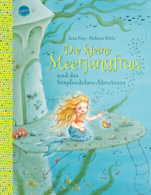 Das glitzerschönste Meerjungfrauen- Bilderbuch mit den außergewöhnlichen Illustrationen von Stefanie Dahle verzaubert durch eine funkelnde Folienprägung auf dem Cover und allen Innenseiten: Matilda, die kleine Meerjungfrau, will einmal Seiltänzerin werden. Oder Haifisch- Bändigerin. Oder lieber Akrobatin? Auf jeden Fall aber weltberühmt! So wie ihr Papa, der König des Unterwasserreiches, und ihre Mama, die Königin. Alle außer der muffeligen Kinderfrau Madame Melisande bewundern Matildas tolle Ideen und aufregende Abenteuer - wie die große Seepferdchen- Rettungsaktion. Doch Mama und Papa haben dafür keine Zeit. Immer müssen die beiden regieren! Zum Glück weiß Matilda aber genau, wie sie ihre Eltern davon überzeugen kann, das Seepferdchen zu behalten ... Weitere wunderschön illustrierte Bilderbücher von Stefanie Dahle: Lilia, die kleine Elbenprinzessin Erdbeerinchen Erdbeerfee: Alles voller Sonnenschein Rosa Rosenherz: Im Zauberschloss der Herzenswünsche Frida, die kleine Waldhexe: Hexenspruch und Echsenspeck, schwuppdiwupp, der Neid ist weg