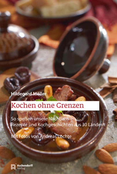 Dass man Grünkohl auch auf westafrikanische Art mit frischem Ingwer zubereiten kann und Safran glücklich macht, erfährt man, wenn man über den heimischen Tellerrand hinausschaut. In Münster leben Menschen aus mehr als 150 Nationen und so wird in unserer Region nicht nur westfälisch, sondern ebenso gern italienisch, türkisch oder indisch gegessen. Doch wie gut kennen wir unsere Nachbarn wirklich? Woher kommen sie? Was vermissen sie am meisten? Für die Serie „Kochen ohne Grenzen" in den Westfälischen Nachrichten Münster hat Kochbuchautorin Hildegard Möller Kontakt zu zugewanderten Mitbürgern aufgenommen, die zum Studieren, Arbeiten, aus politischen Gründen oder der Liebe wegen nach Münster gekommen sind. Und da das Kennenlernen nicht nur über das Gespräch erfolgt, sondern auch über den Magen, durfte sie in ihre Kochtöpfe schauen und viele köstliche Gerichte probieren. Aus den zahlreichen Begegnungen ist, in Kooperation mit der Koordinierungsstelle für Migration und Interkulturelle Angelegenheiten und der VHS der Stadt Münster, ein Kochbuch über „grenzenloses Essvergnügen" entstanden, das neben den landestypischen Rezepten auch einen Blick auf die Lebensläufe der Menschen und deren Heimat wirft.