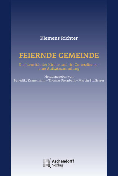 In der Liturgie ist der Aufbruch der katholischen Kirche nach dem Zweiten Vatikanischen Konzil besonders gut greifbar. Die Ausrichtung auf das Christusereignis, die Teilnahme der ganzen Kirche, die Verwendung der Muttersprache, die Öffnung auf Kultur und Gesellschaft hin-in den unterschiedlichen Gottesdiensten spiegelt sich besonders eindrucksvoll die Reform der Kirche. Zugleich bleibt Kirche und Theologie die Sorge um die Erneuerung der Liturgie auf Zukunft hin aufgetragen. Klemens Richter zählt zu denjenigen Theologen, die sich in besonderer Weise der Reform der Liturgie wie der Kirche verpflichtet haben. Die anlässlich seines 75. Geburtstags zusammengestellten Aufsätze können als Rückblick auf das Konzil wie als Ausblick auf das Bemühen um einen lebendigen Gottesdienst gelesen werden. Sie behandeln Fragen um Liturgie und Diakonie, wenden sich der Erneuerung der Praxis der Liturgie, aber auch der notwendigen Diskussion der Theologie der Sakramentenliturgie zu und fragen nach der Liturgie in pluraler Gesellschaft. Der Vergleich mit der jüdischen Liturgie hilft das Selbstverständnis christlicher Liturgie zu klären. Der neue Blick auf den gottesdienstlichen Raum ist ebenso unverzichtbarer Teil der Liturgiereform wie das Bemühen um Mystagogie und liturgische Katechese. Im Mittelpunkt steht dabei für Klemens Richter immer die feiernde Gemeinde. Die Identität der Kirche und ihr Gottesdienst bewegen sein theologisches Denken. Die Herausgeber: Prof. Dr. Benedikt Kranemann, Professor für Liturgiewissenschaft an der Universität Erfurt Prof. DDr. Thomas Sternberg MdL, Direktor der Akademie Franz-Hitze-Haus Münster Prof. Dr. Martin Stuflesser, Professor für Liturgiewissenschaft an der Universität Würzburg