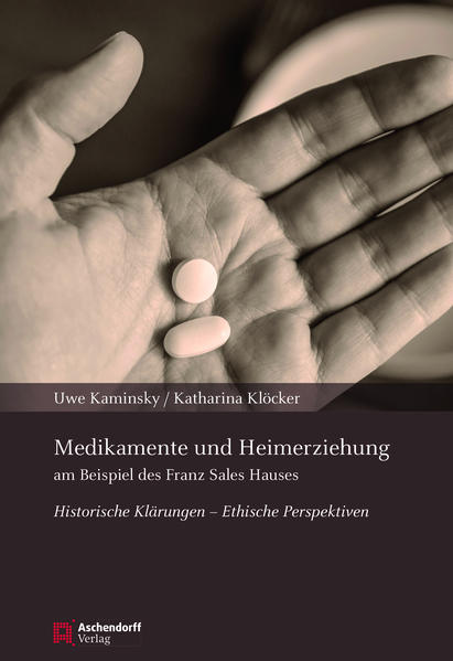 Heimkindern wurden in den Nachkriegsjahrzehnten Medikamente nicht allein aus therapeutischen Gründen verabreicht. In vielen Einrichtungen wurden neue Arzneimittel an Heimkindern getestet, zum Teil unter Inkaufnahme erheblicher Nebenwirkungen. Zudem setzten Ärzte und Erzieher Medikamente als Disziplinierungsmittel ein. Der Historiker Uwe Kaminsky und die Ethikerin Katharina Klöcker beleuchten am Beispiel des Franz Sales Hauses in Essen die lange Zeit verschwiegenen Formen des Medikamentenmissbrauchs in der Heimerziehung der 1950er und 1960er-Jahre. Aktenrecherchen und Zeitzeugeninterviews vermitteln ein umfassendes Bild verschiedener Formen des Medikamenteneinsatzes. Auf der Grundlage der historischen Rekonstruktion wird in diesem Buch erstmals eine ausführliche ethische Bewertung der Medikamentengaben im Heimkontext unter Berücksichtigung des zeitgeschichtlichen Kontextes vorgenommen. Dabei erweist sich die gleichzeitige Berücksichtigung von sozial-, institutionen- und individualethischen Dimensionen als zielführend. Das Autorenteam will mit der vorliegenden Studie einen Beitrag zur Anerkennung des Leids der ehemaligen Heimbewohner leisten und zugleich das Bewusstsein für mögliche Formen des Medikamentenmissbrauchs auch in der Gegenwart schärfen.